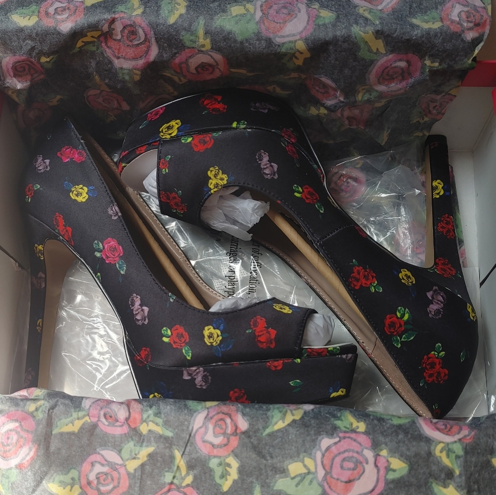 BNIB Betsey Johnson Kenedy Floral Pumps Heels Open Toe Shoes Size 9
